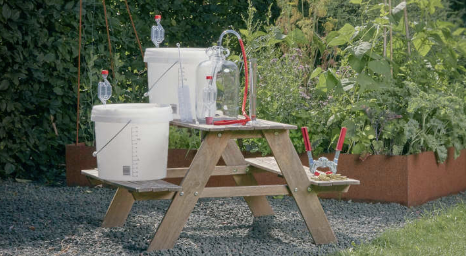 Ciderutrustning på en bänk