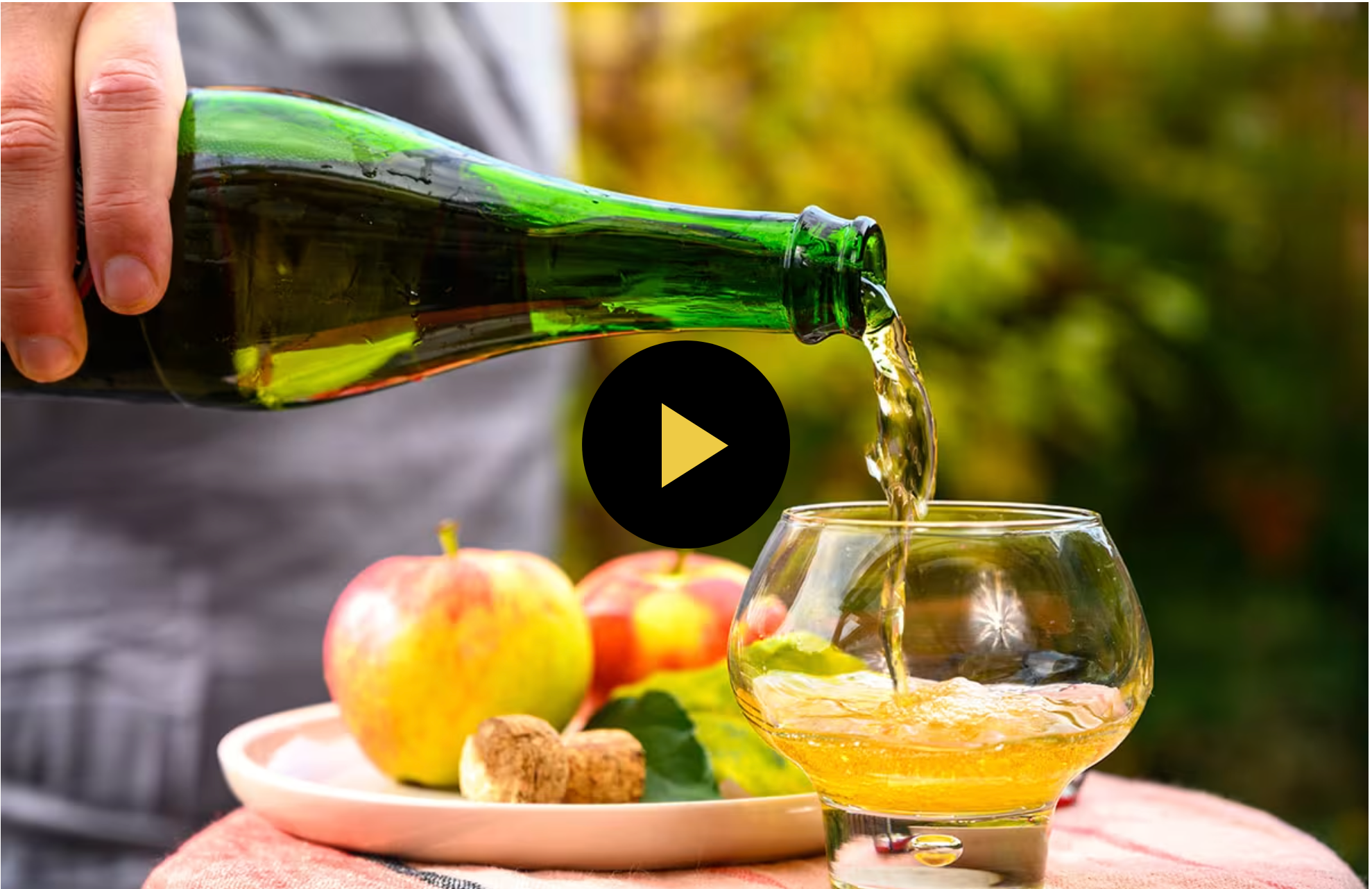 Thumbnail av en video. En grön flaska med cider hälls upp i ett glas